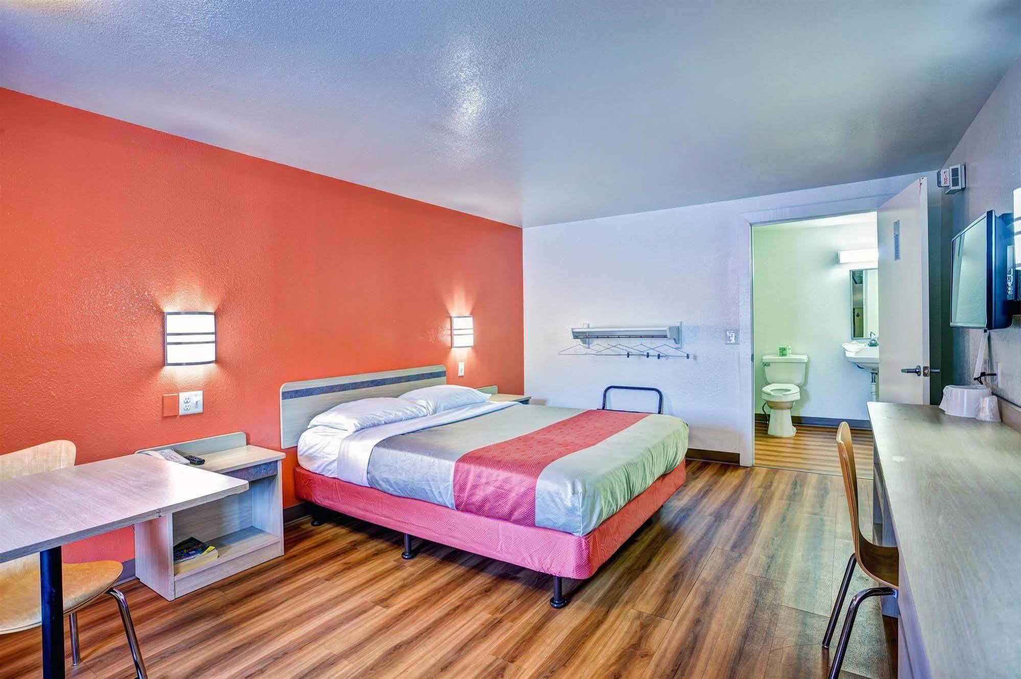 Travelodge By Wyndham Fayetteville Exterior photo