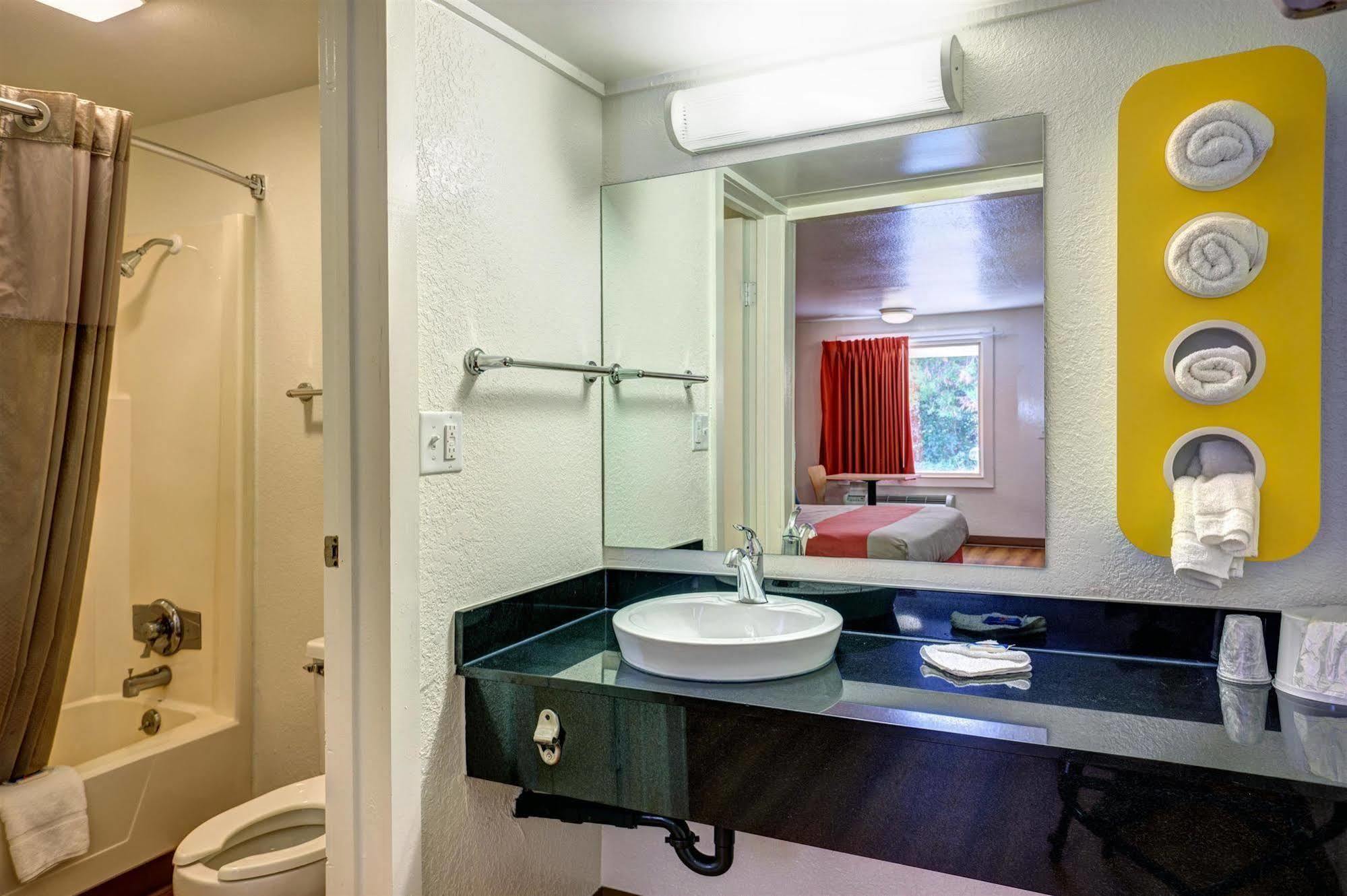 Travelodge By Wyndham Fayetteville Exterior photo