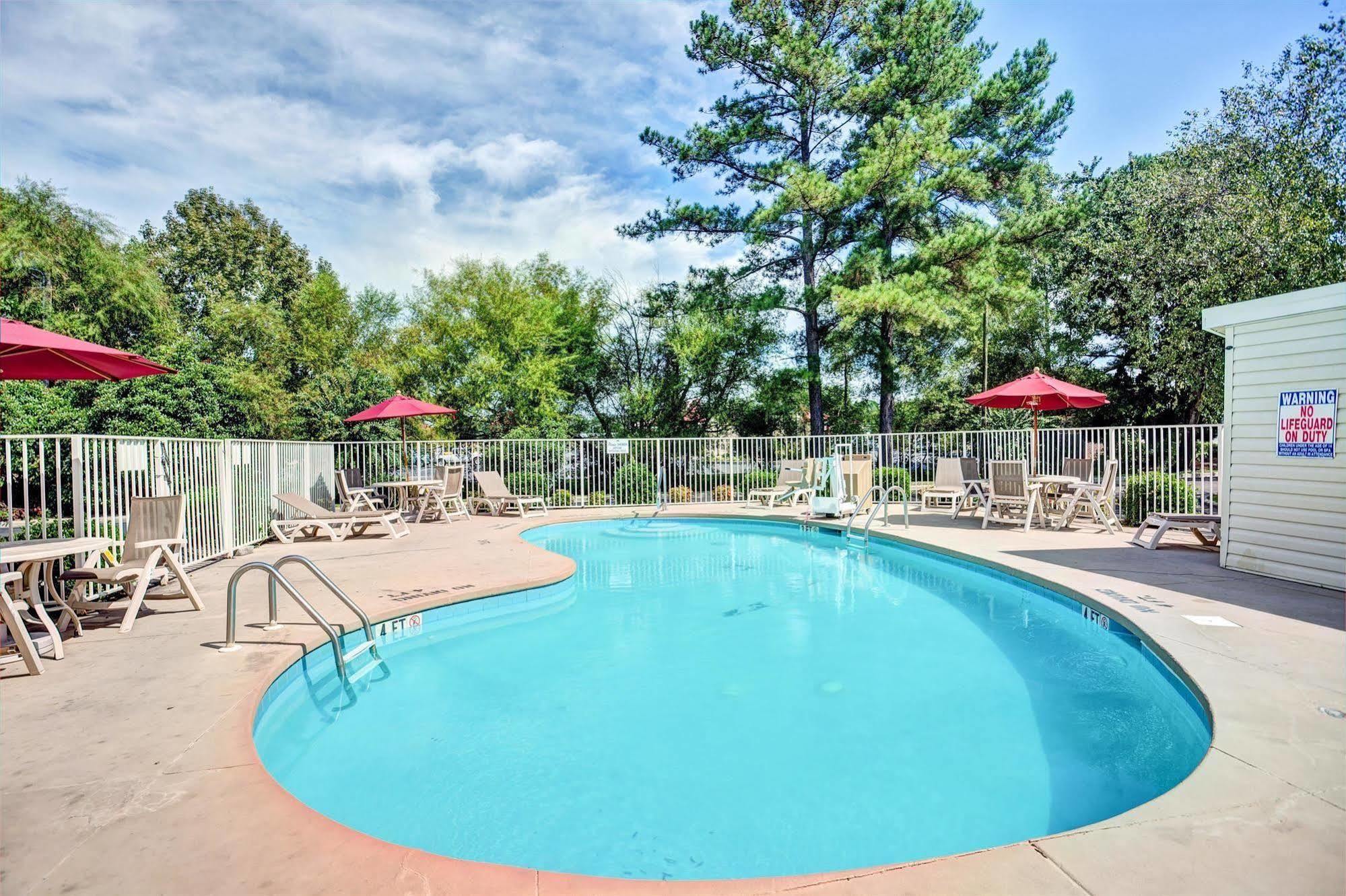 Travelodge By Wyndham Fayetteville Exterior photo