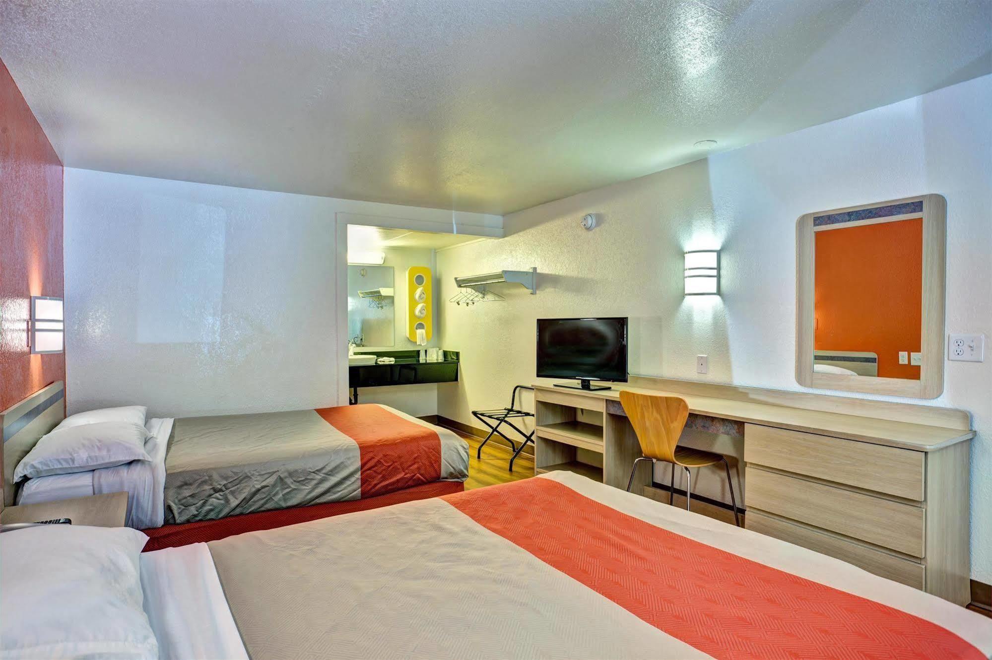 Travelodge By Wyndham Fayetteville Exterior photo