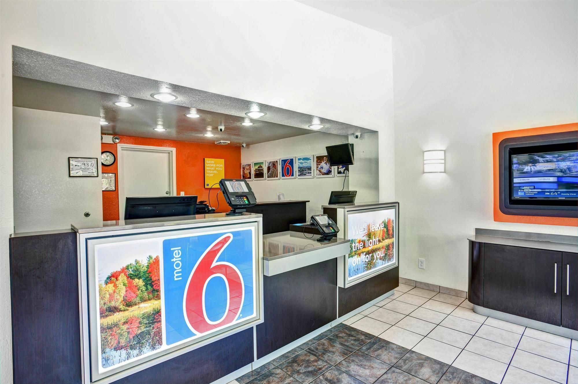 Travelodge By Wyndham Fayetteville Exterior photo
