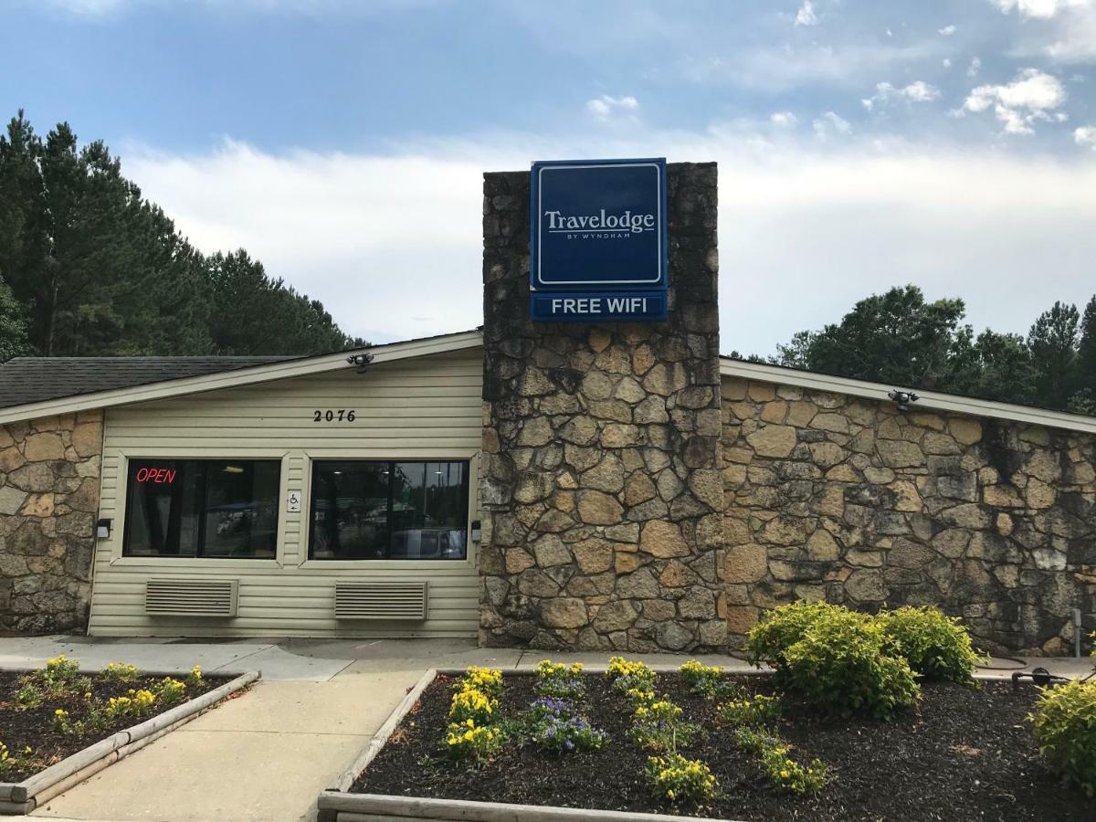 Travelodge By Wyndham Fayetteville Exterior photo