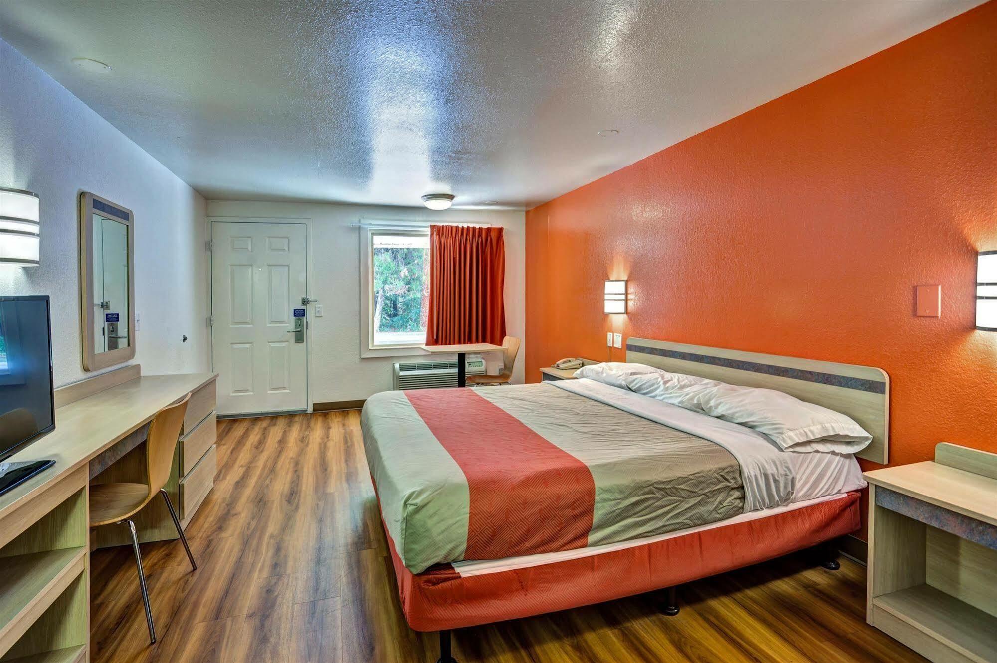Travelodge By Wyndham Fayetteville Exterior photo