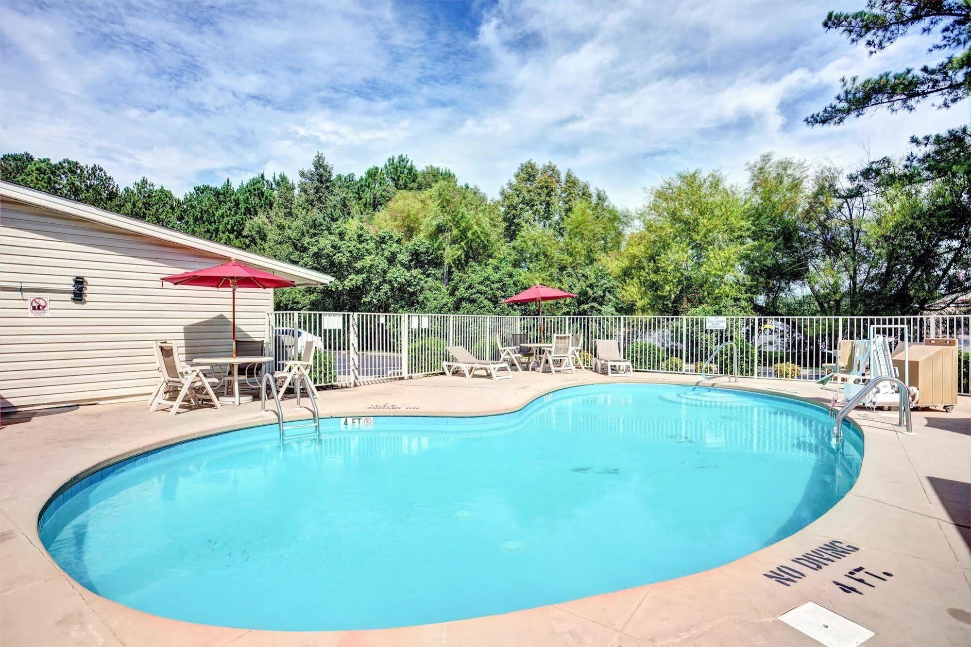 Travelodge By Wyndham Fayetteville Exterior photo