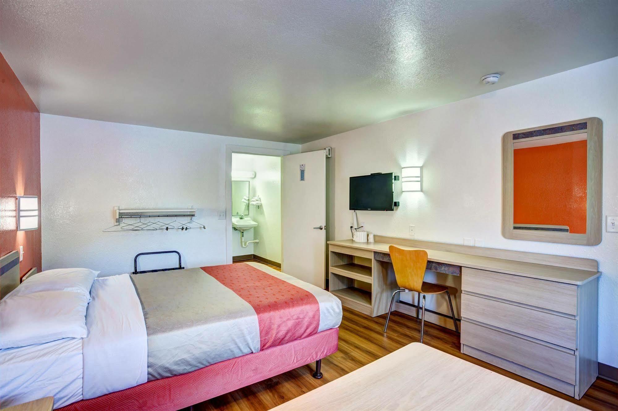 Travelodge By Wyndham Fayetteville Exterior photo