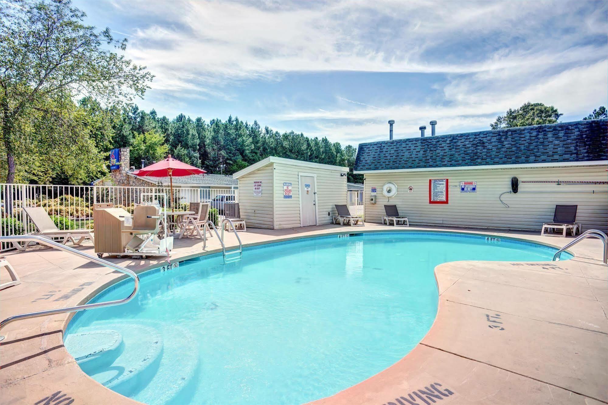 Travelodge By Wyndham Fayetteville Exterior photo