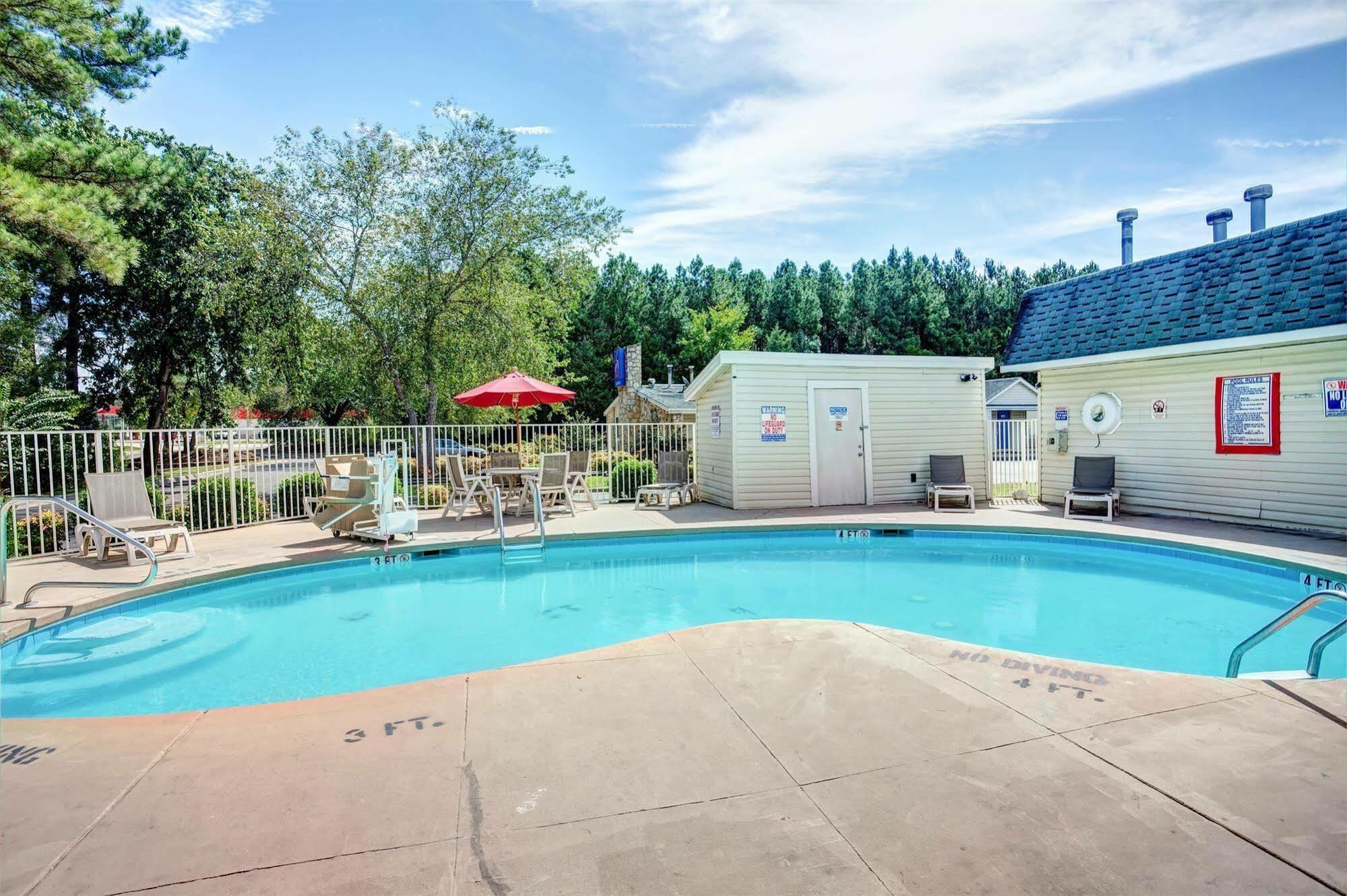 Travelodge By Wyndham Fayetteville Exterior photo